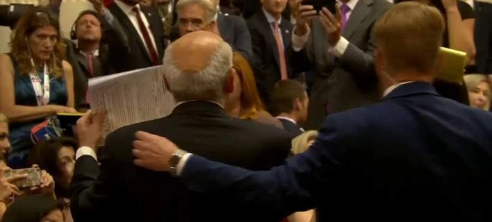 Επεισόδιο στη συνέντευξη Τύπου Τραμπ-Πούτιν: Άνδρας διαμαρτυρήθηκε, τον πήραν σηκωτό (Eικόνες)